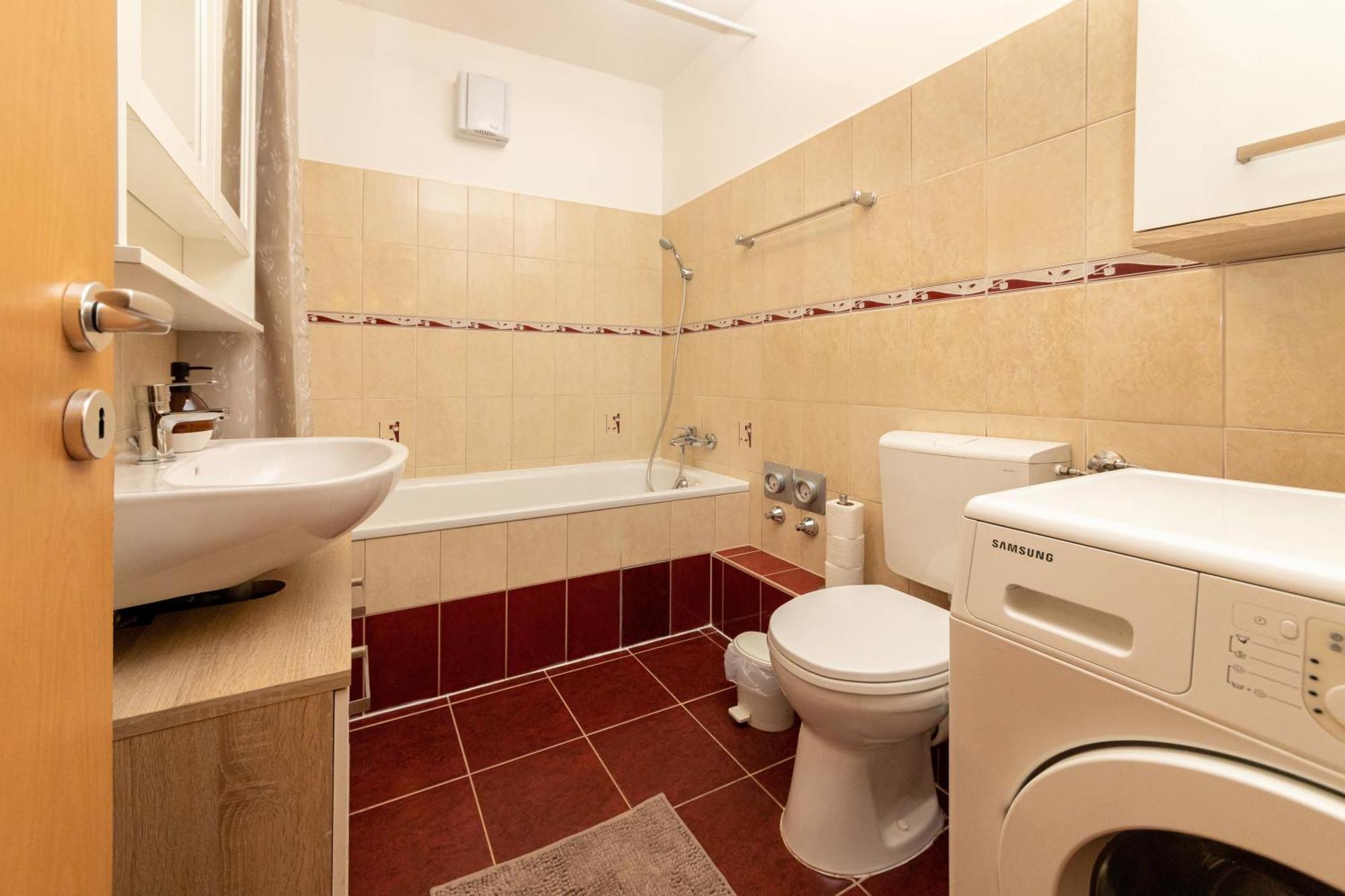 Center Budget Apartment Inside Free Parking Self Check-In Free Streaming Ac Balcony Βουδαπέστη Εξωτερικό φωτογραφία